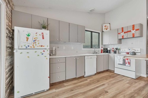 1538 St Edward Boulevard North, Lethbridge, AB - Indoor Photo Showing Kitchen