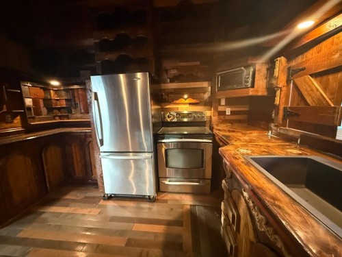 513 19 Street North, Lethbridge, AB - Indoor Photo Showing Kitchen