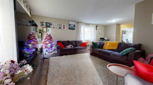 713 19 Street South, Lethbridge, AB - Indoor Photo Showing Living Room