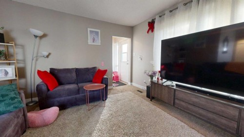 713 19 Street South, Lethbridge, AB - Indoor Photo Showing Living Room