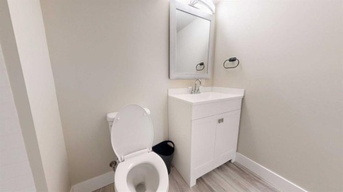 713 19 Street South, Lethbridge, AB - Indoor Photo Showing Bathroom