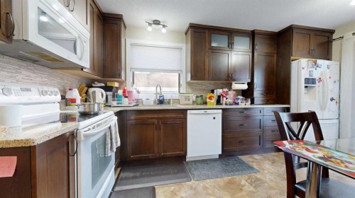 713 19 Street South, Lethbridge, AB - Indoor Photo Showing Kitchen