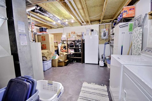 46 Heritage Crescent West, Lethbridge, AB - Indoor Photo Showing Laundry Room