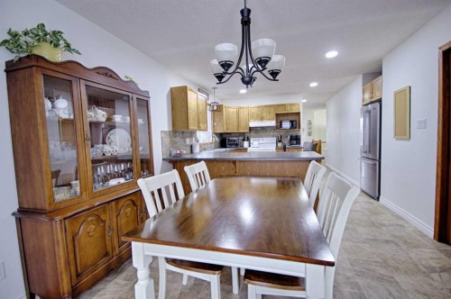 46 Heritage Crescent West, Lethbridge, AB - Indoor Photo Showing Dining Room
