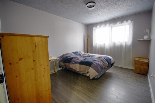 113 Cayuga Crescent West, Lethbridge, AB - Indoor Photo Showing Bedroom