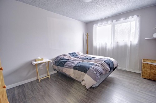 113 Cayuga Crescent West, Lethbridge, AB - Indoor Photo Showing Bedroom