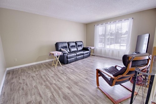 113 Cayuga Crescent West, Lethbridge, AB - Indoor Photo Showing Living Room