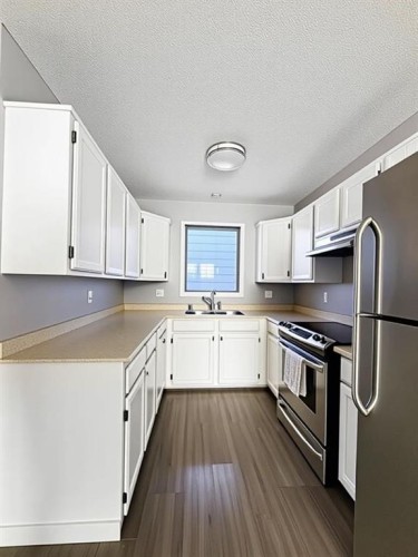113 Cayuga Crescent West, Lethbridge, AB - Indoor Photo Showing Kitchen