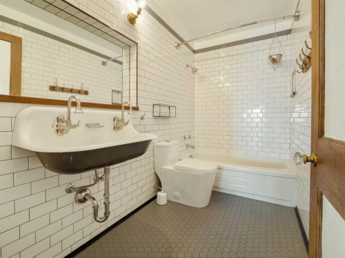 101 3 Street South, Picture Butte, AB - Indoor Photo Showing Bathroom