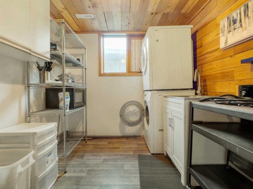 101 3 Street South, Picture Butte, AB - Indoor Photo Showing Laundry Room