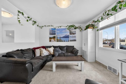 1305 20 Avenue, Coaldale, AB - Indoor Photo Showing Living Room
