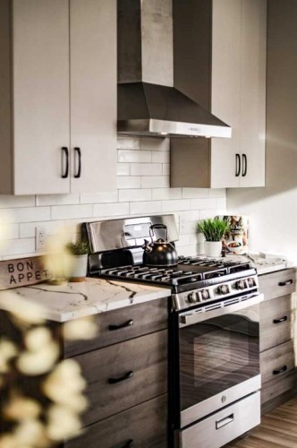 661 Devonia Road West, Lethbridge, AB - Indoor Photo Showing Kitchen With Upgraded Kitchen