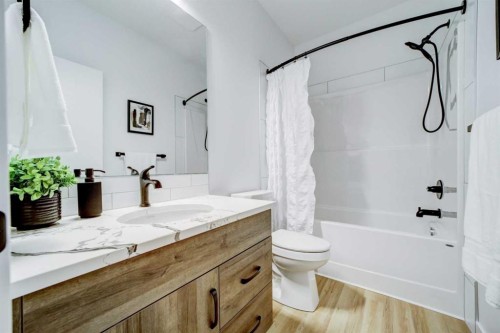 661 Devonia Road West, Lethbridge, AB - Indoor Photo Showing Bathroom