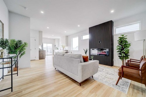 661 Devonia Road West, Lethbridge, AB - Indoor Photo Showing Living Room