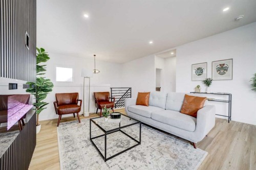 661 Devonia Road West, Lethbridge, AB - Indoor Photo Showing Living Room