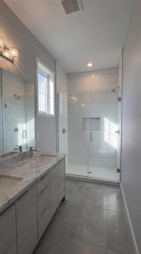 393 Rivergrove Chase West, Lethbridge, AB - Indoor Photo Showing Bathroom