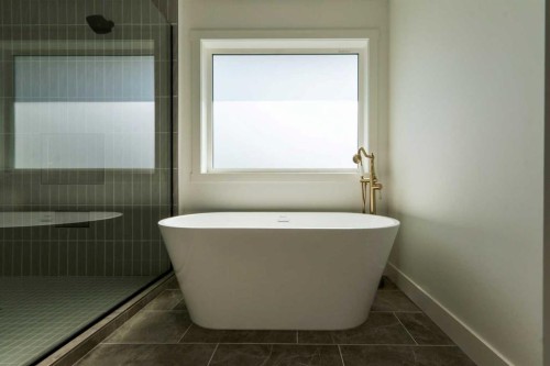 1664 Sixmile View South, Lethbridge, AB - Indoor Photo Showing Bathroom