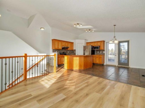 468 Heritage Boulevard West, Lethbridge, AB - Indoor Photo Showing Kitchen