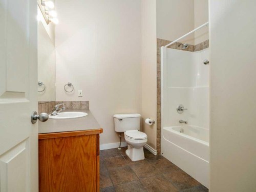 468 Heritage Boulevard West, Lethbridge, AB - Indoor Photo Showing Bathroom
