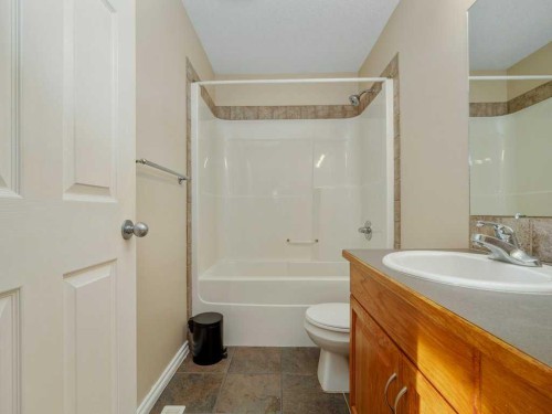 468 Heritage Boulevard West, Lethbridge, AB - Indoor Photo Showing Bathroom