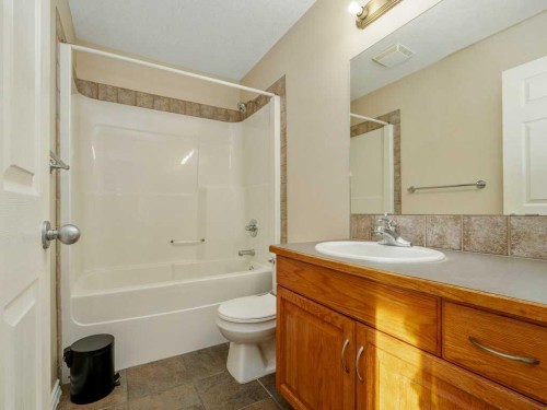 468 Heritage Boulevard West, Lethbridge, AB - Indoor Photo Showing Bathroom
