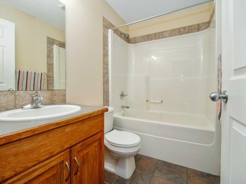 468 Heritage Boulevard West, Lethbridge, AB - Indoor Photo Showing Bathroom