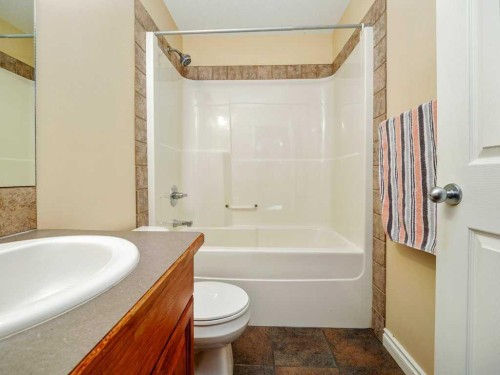 468 Heritage Boulevard West, Lethbridge, AB - Indoor Photo Showing Bathroom
