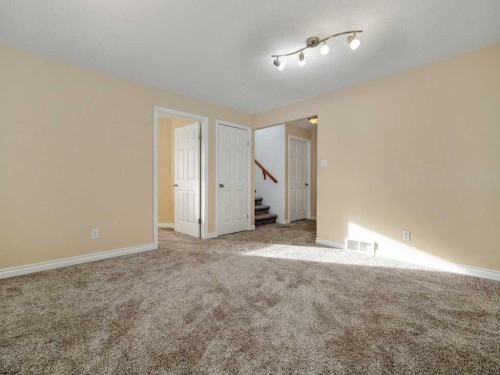 468 Heritage Boulevard West, Lethbridge, AB - Indoor Photo Showing Other Room