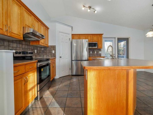 468 Heritage Boulevard West, Lethbridge, AB - Indoor Photo Showing Kitchen