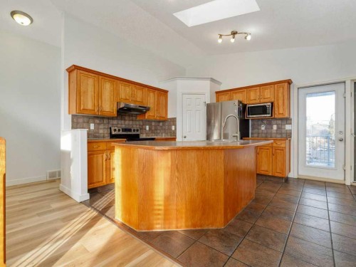 468 Heritage Boulevard West, Lethbridge, AB - Indoor Photo Showing Kitchen