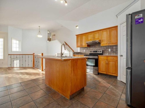 468 Heritage Boulevard West, Lethbridge, AB - Indoor Photo Showing Kitchen