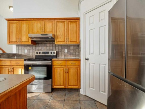 468 Heritage Boulevard West, Lethbridge, AB - Indoor Photo Showing Kitchen