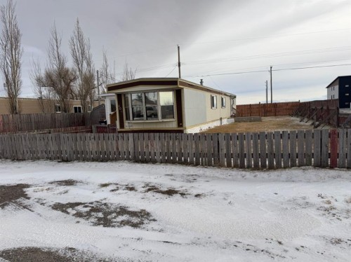 404 10 St, Fort Macleod, AB - Outdoor
