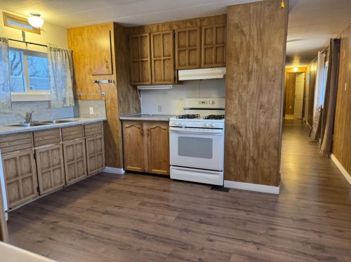 404 10 St, Fort Macleod, AB - Indoor Photo Showing Kitchen With Double Sink