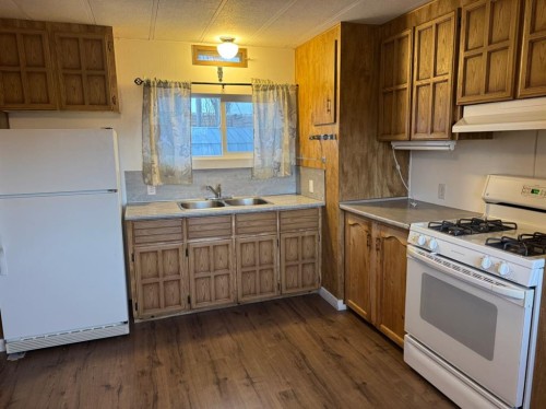 404 10 St, Fort Macleod, AB - Indoor Photo Showing Kitchen With Double Sink