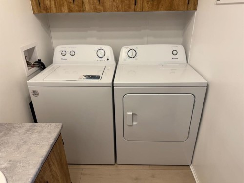 404 10 St, Fort Macleod, AB - Indoor Photo Showing Laundry Room