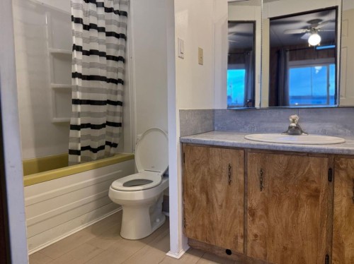 404 10 St, Fort Macleod, AB - Indoor Photo Showing Bathroom