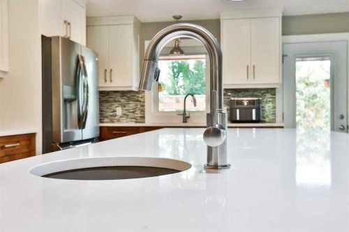 234 Mcmaster Boulevard West, Lethbridge, AB - Indoor Photo Showing Kitchen With Upgraded Kitchen