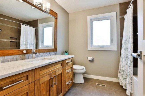 234 Mcmaster Boulevard West, Lethbridge, AB - Indoor Photo Showing Bathroom