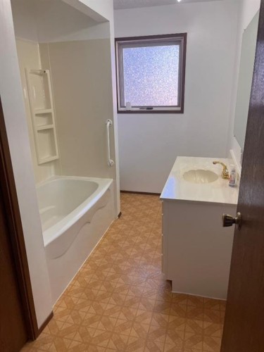 409 Main Street, Milk River, AB - Indoor Photo Showing Bathroom