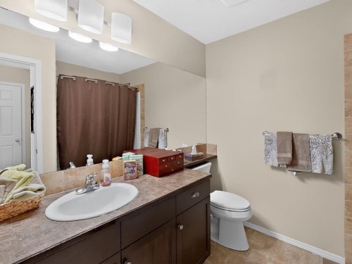 645 Silkstone Point West, Lethbridge, AB - Indoor Photo Showing Bathroom