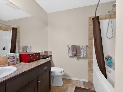 645 Silkstone Point West, Lethbridge, AB - Indoor Photo Showing Bathroom
