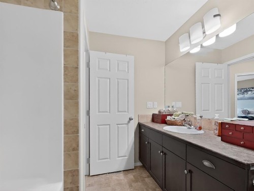 645 Silkstone Point West, Lethbridge, AB - Indoor Photo Showing Bathroom