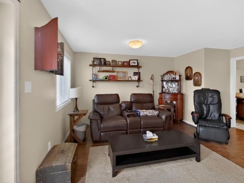 645 Silkstone Point West, Lethbridge, AB - Indoor Photo Showing Living Room