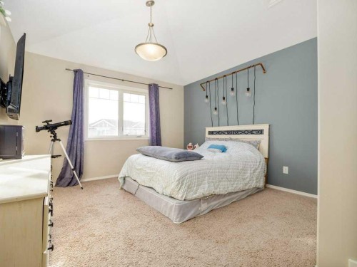 757 Silkstone Close West, Lethbridge, AB - Indoor Photo Showing Bedroom