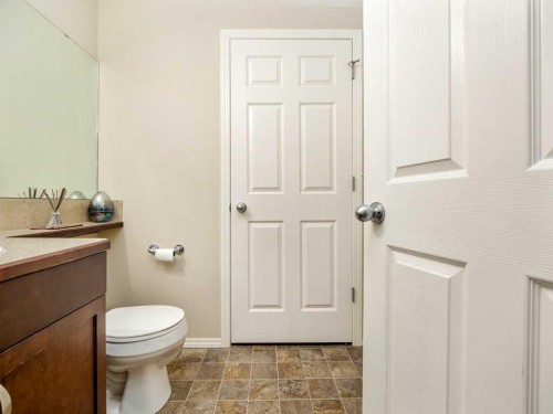 757 Silkstone Close West, Lethbridge, AB - Indoor Photo Showing Bathroom