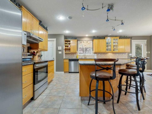 145 Canyon Close West, Lethbridge, AB - Indoor Photo Showing Kitchen