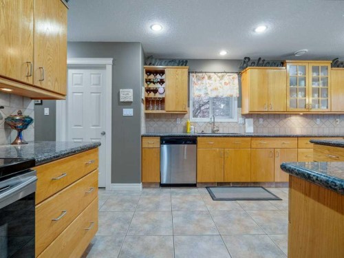 145 Canyon Close West, Lethbridge, AB - Indoor Photo Showing Kitchen