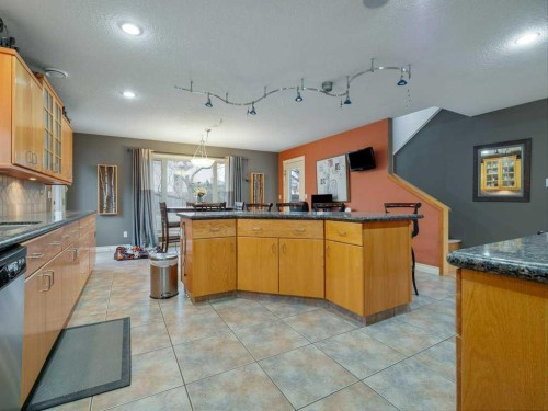 145 Canyon Close West, Lethbridge, AB - Indoor Photo Showing Kitchen