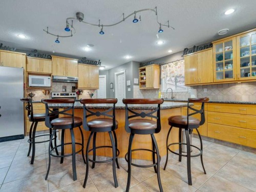 145 Canyon Close West, Lethbridge, AB - Indoor Photo Showing Kitchen